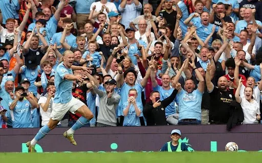 Một cú hat-trick có thể tạo ra bầu không khí cuồng nhiệt trên khán đài và trở thành dấu ấn lớn của trận đấu