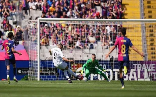 Bàn thắng thứ ba đánh dấu thời điểm cầu thủ chính thức hoàn tất một cú hat-trick