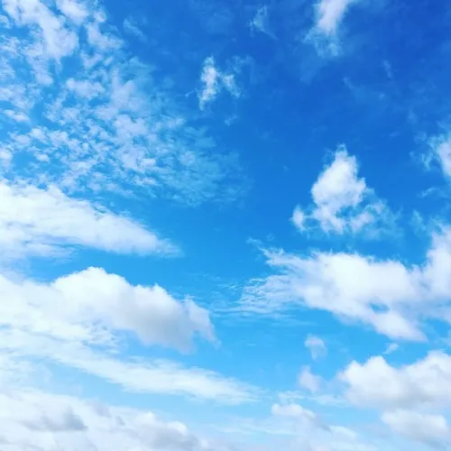 Bầu trời trời xanh dịu ánh nắng sớm mơ mộng nữ tính