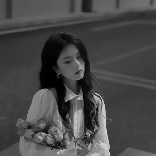 Ảnh profile cảm xúc đặt ánh mắt buồn sau che nửa mặt rất tối giản.