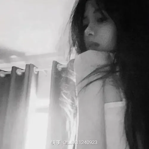 Avatar tâm trạng gương mặt buồn với nước mắt và cảm giác cô đơn.