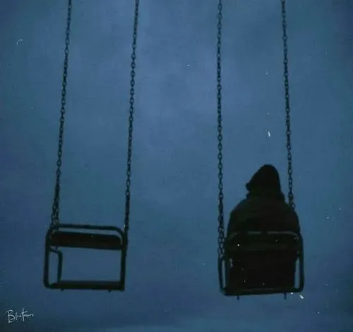 Avatar cô đơn đặt gương mặt buồn trong nền tối cùng im lặng kéo dài.