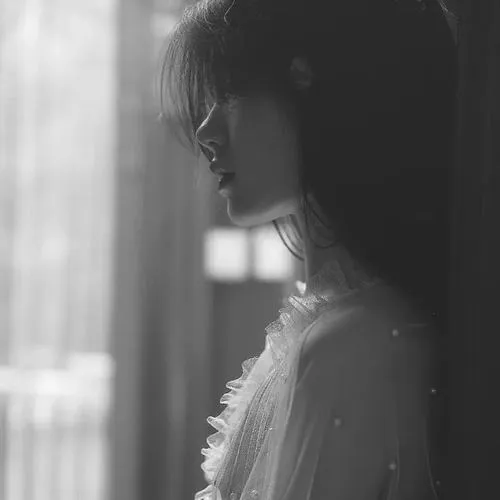 Ảnh đại diện buồn phản ánh nỗi buồn qua biểu cảm phản ánh nội tâm rất lặng.