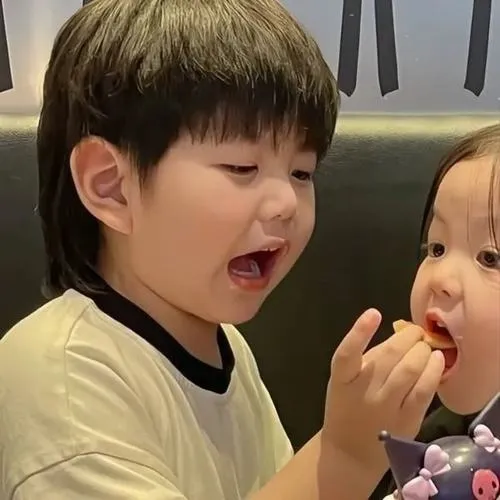 Nền đơn sắc giúp gương mặt hai người nổi bật