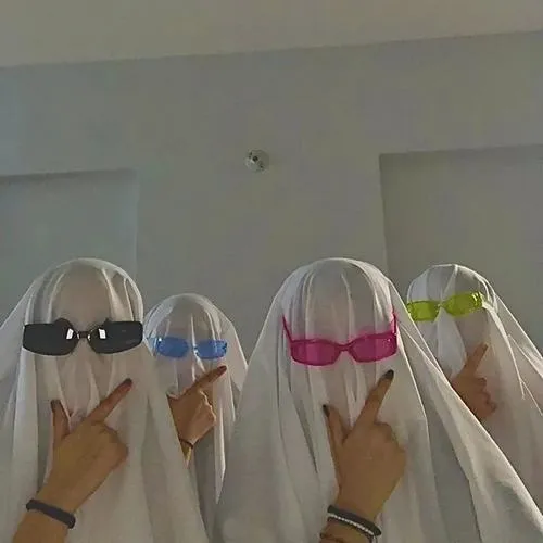 Ảnh nhóm 4 người truyền cảm giác cùng một đội qua khuôn mặt rõ nét.