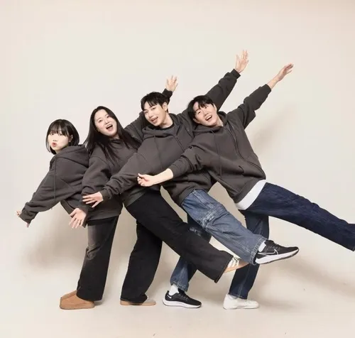 Ảnh đại diện nhóm bạn thân đại học mang cảm giác xinh xắn.