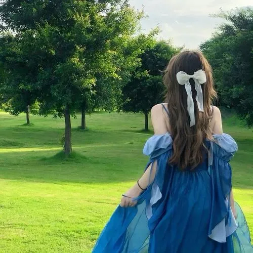 Hình profile nữ quay lưng tông màu cinematic nghệ thuật