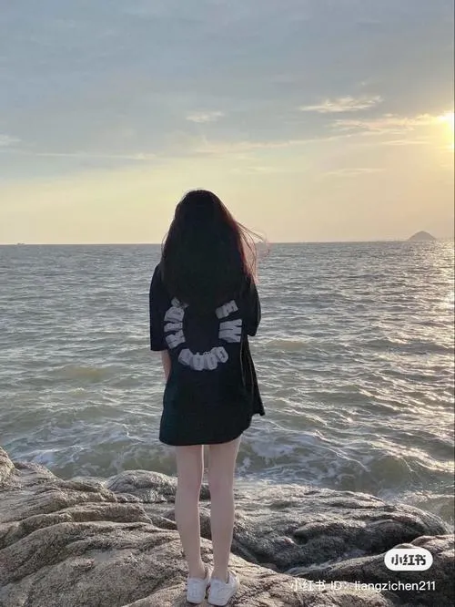 Tóc che vai tạo cảm giác xa cách trong không gian trầm