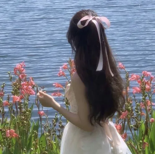 Ảnh đại diện cá nhân nữ quay lưng nhấn mái tóc và bờ vai