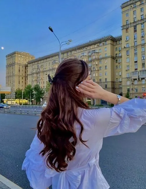 Ảnh profile cô gái quay lưng mang vibe nghệ thuật và khoảng lặng