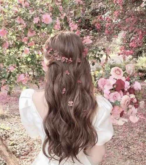 Avatar cô gái quay lưng tạo cảm giác bí ẩn khiến người xem tò mò mãi