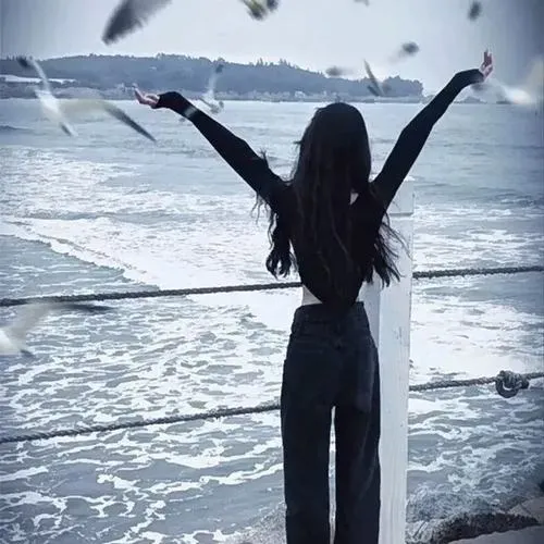 Avatar nữ quay lưng phong cách trầm dành cho người không thích phô bày