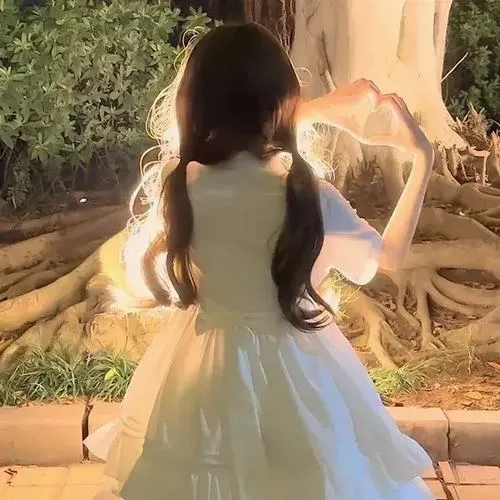 Hình profile cute nữ quay lưng mang cảm xúc lạnh khó đoán