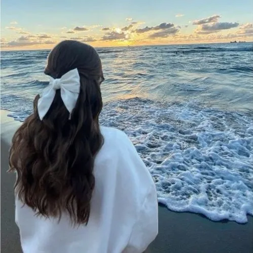 Ảnh trang cá nhân nữ giấu mặt trong không gian tối giản trầm