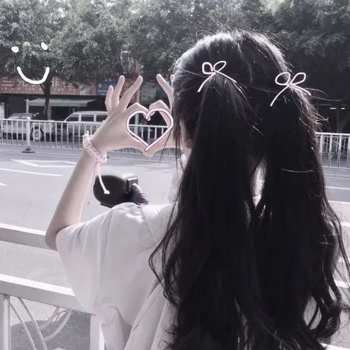 Hình avatar cute nữ quay lưng dưới ánh sáng backlight nhẹ