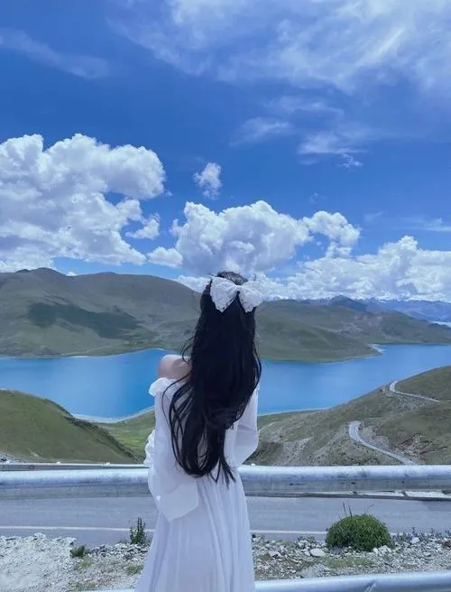 Dáng lưng nữ quay về phía bóng tối tạo dư âm hình ảnh