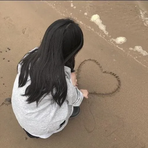 Bố cục negative space làm nổi cô gái quay lưng đầy kín đáo