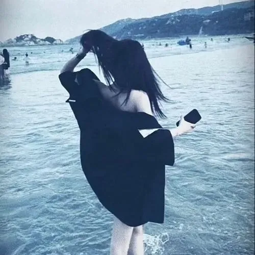 Trang phục tối giản làm nổi dáng lưng nữ trong bố cục nghệ thuật