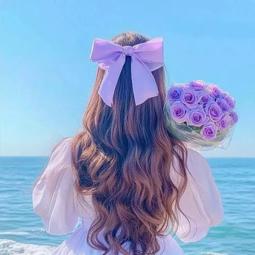 Ánh sáng viền tách dáng lưng nữ khỏi nền tối nghệ thuật