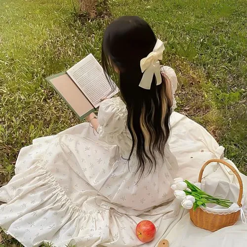 Avatar cô gái quay lưng ánh sáng nhẹ tạo chiều sâu cảm xúc