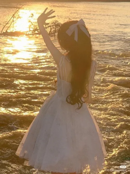 Ảnh profile bí ẩn nữ phông nền tối tông màu moody