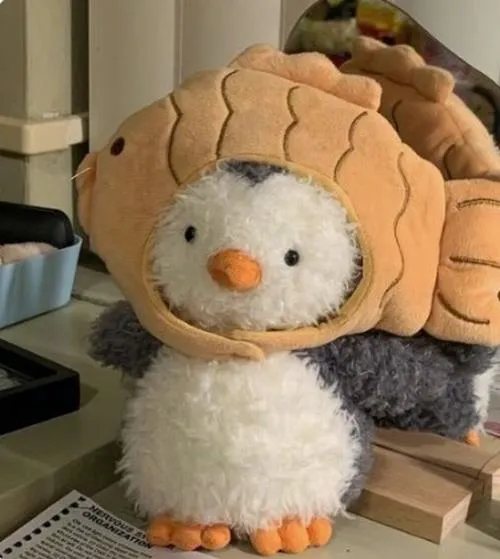 Nhân vật gấu bông chim cánh cụt ấm áp gợi ký ức tuổi thơ