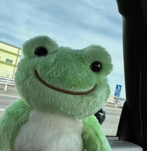 Nhân vật gấu bông ếch xanh gợi cảm giác an toàn ánh sáng mềm