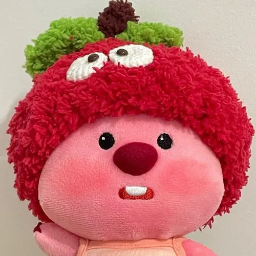 Ảnh profile gấu dâu ngơ ngác mắt to dễ thương ánh sáng sáng đều.