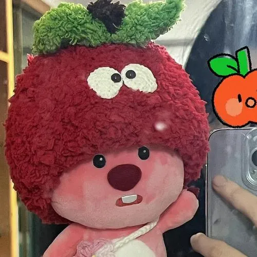 Hình đại diện con gấu dâu hoạt hình ấm áp bố cục chính diện tông màu ấm.