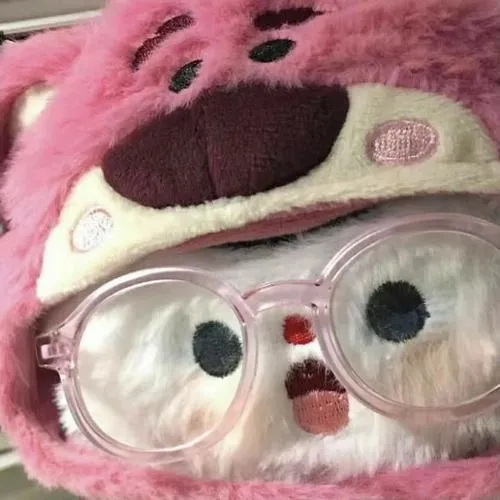 Ảnh avatar ngầu gấu dâu trẻ trung bố cục cận mặt nền trơn.