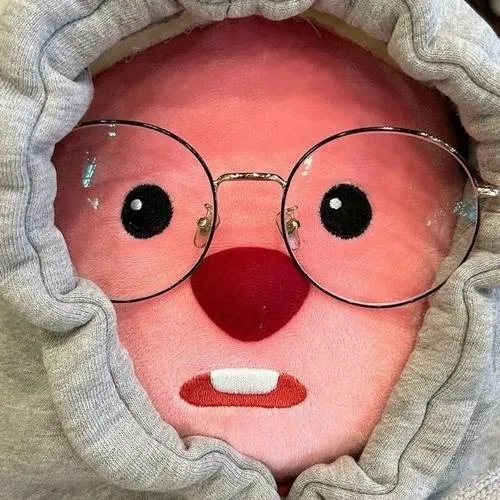 Ảnh hiển thị Loopy với đôi mắt tròn cảm xúc hiền.