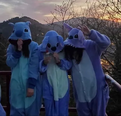 Ảnh đại diện nhóm ba người nét mặt tỉnh không diễn.