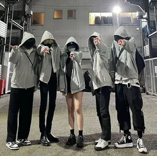 Ảnh avatar avatar tập thể nhấn bố cục khung hình cân đối.