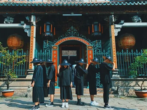 Hình avatar nhóm bạn thân mang hài hước có kiểm soát.