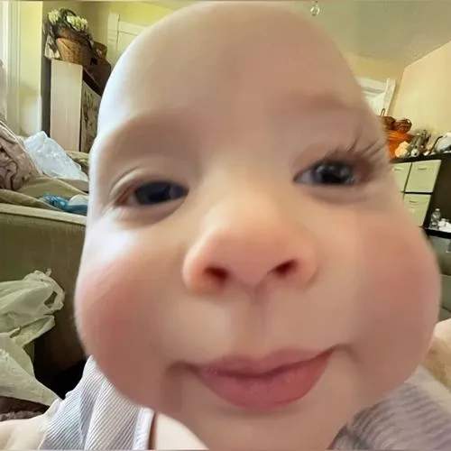 Hình profile em bé hài ngơ ngác ánh sáng đều dễ nhớ