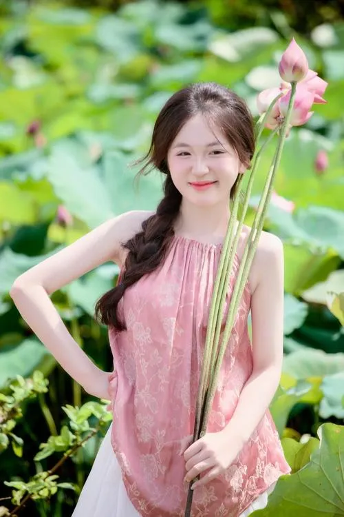 Hình hoa sen cận cảnh cánh sen có gân rõ ràng.