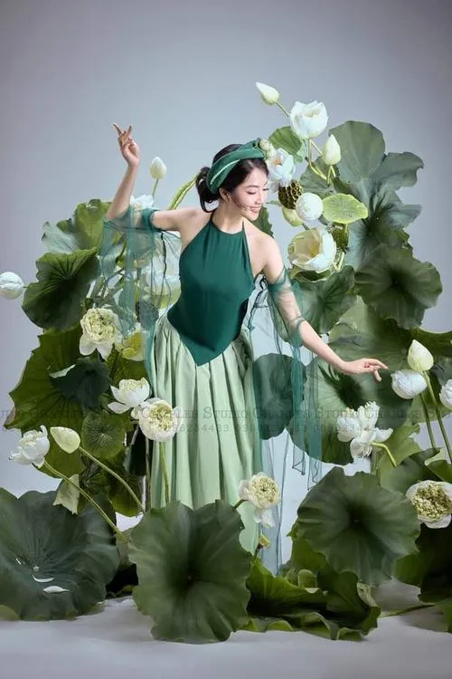 Ảnh sen trong bùn thể hiện vẻ đẹp bền bỉ an nhiên.