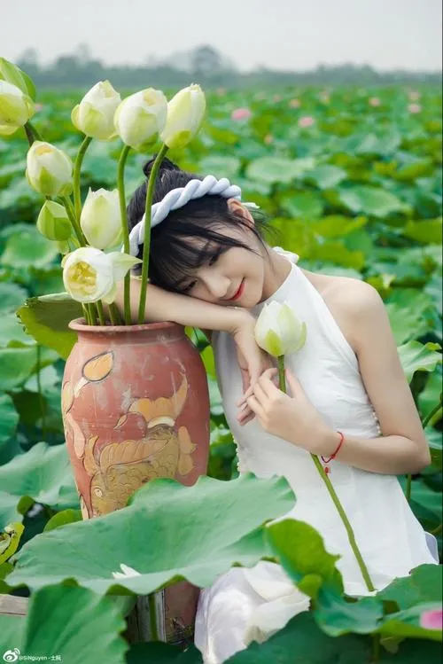 Hình hoa sen với cuống sen nối nước mềm mại.