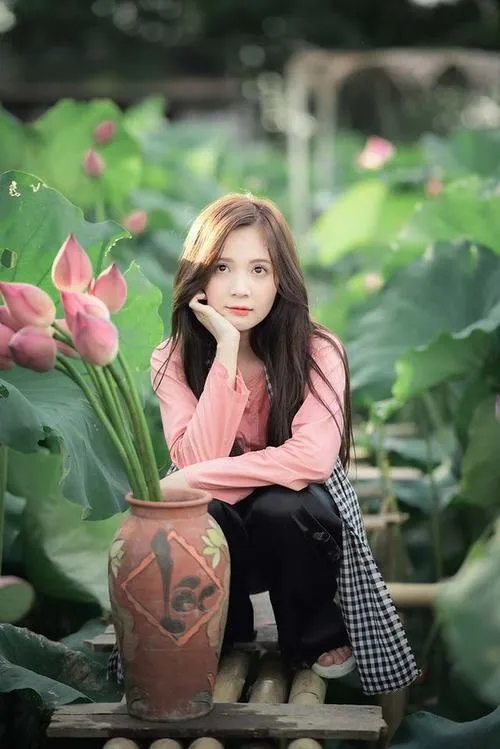 Ảnh hoa sen đối xứng thể hiện bố cục khung hình.