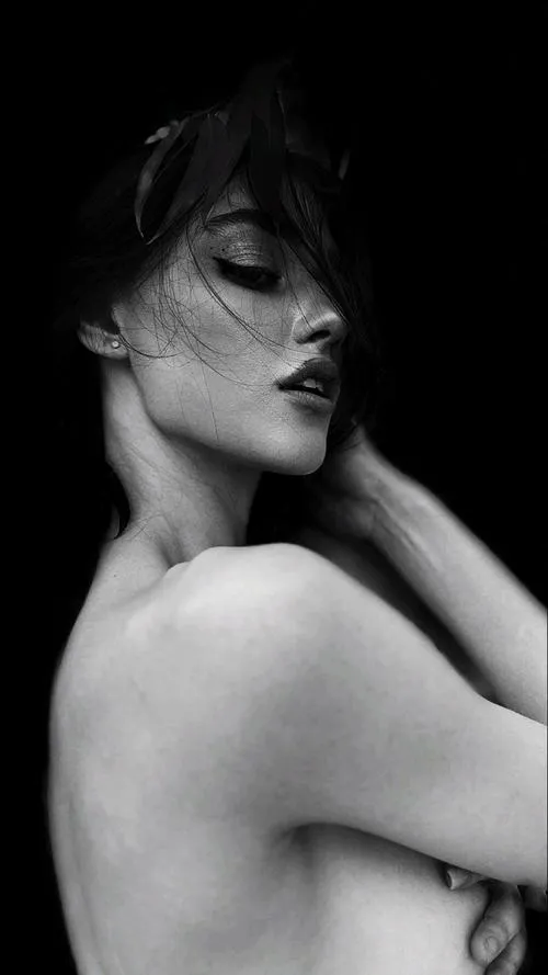 Ảnh khỏa thân nghệ thuật đặt tư thế kể câu chuyện thầm.