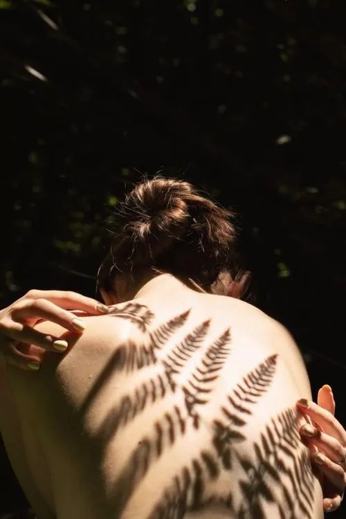 Ảnh khỏa thân nghệ thuật và cách đường cong trở thành ngôn ngữ