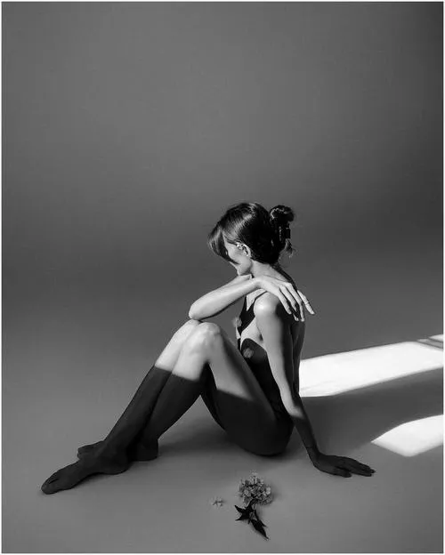 Hình nude nghệ thuật khai thác da và kết cấu bề mặt sâu.