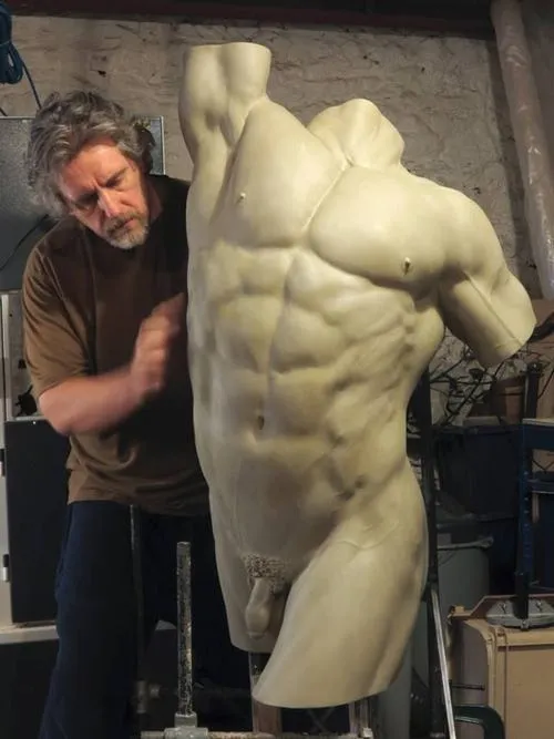 Tranh cơ thể trừu tượng giữ ít chi tiết nhiều ý nghĩa.