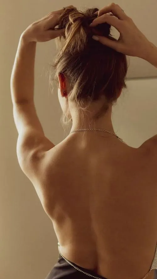 Tranh cơ thể trừu tượng chọn góc máy kiểm soát cảm nhận.