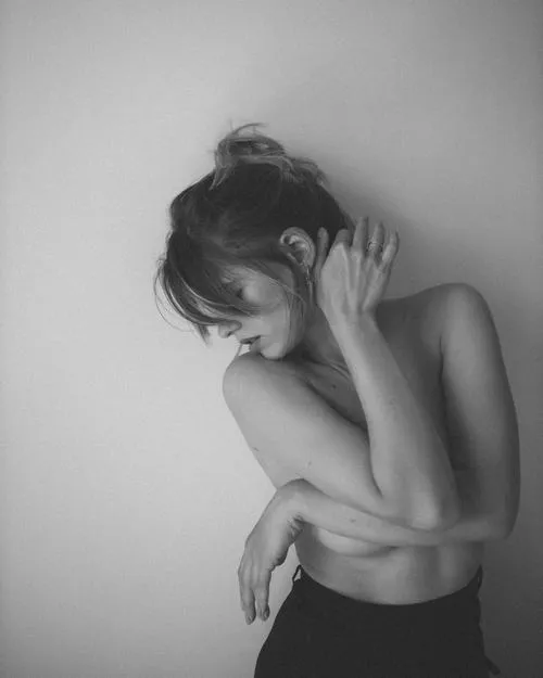 Vẻ đẹp tĩnh lặng trong ảnh khỏa thân nghệ thuật không cần phô bày