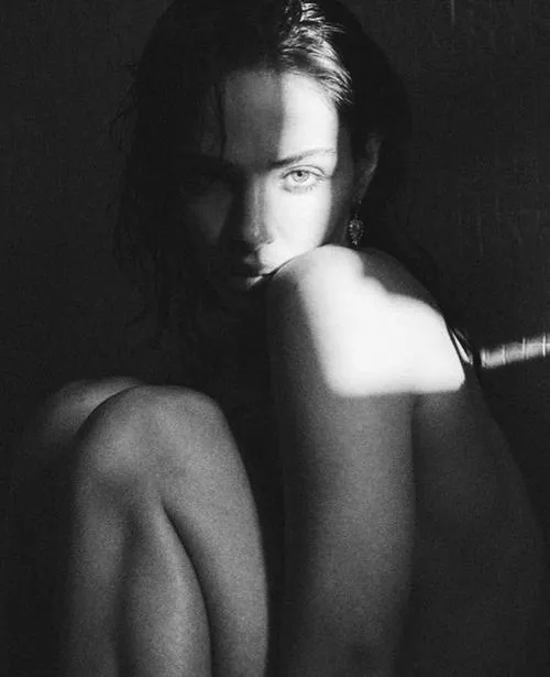 Ảnh nude tinh tế gợi mong manh và bình thản.