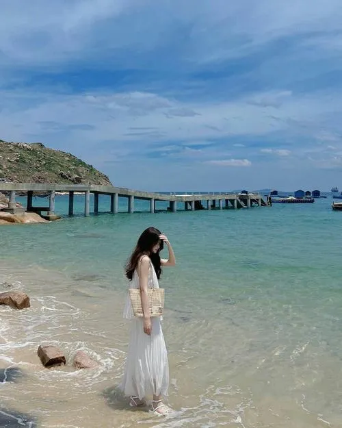 Dáng chụp ngoài biển nghiêng người trước đường chân trời xa.