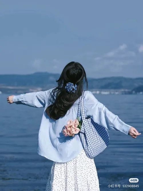 Chụp biển nghệ thuật kết hợp không gian rộng và khoảng trống.