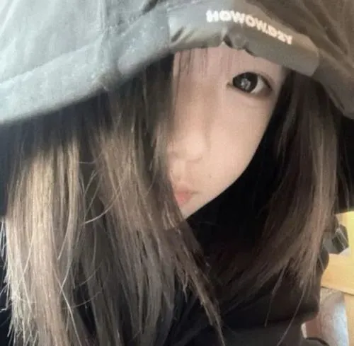 Ảnh đại diện gái xinh tạo vibe vừa cute vừa ngầu