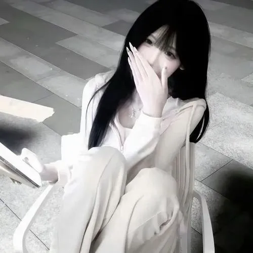 Avatar che mặt khắc họa ánh mắt sâu với vibe đối lập lạnh cute